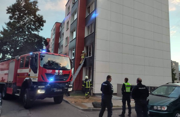 Savaitgalio gaisrai: balkone sudegė augintinis, vyras apdegė rankas