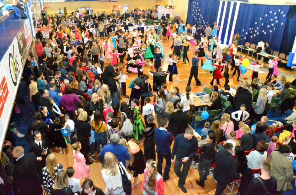 Valso ritmu ant parketo sukosi ir jonaviečių poros