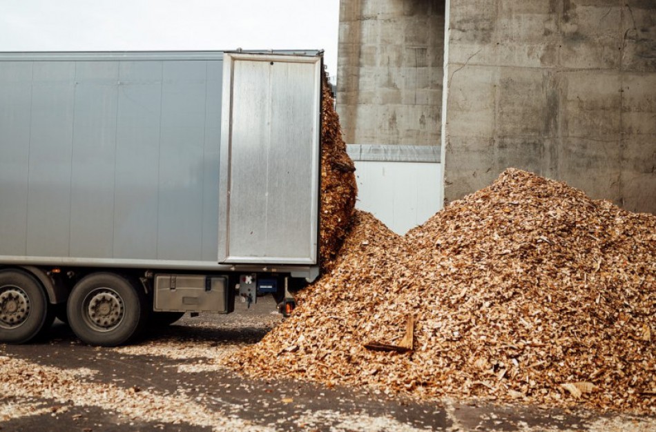 Pasirengimas šildymo sezonui vyksta sparčiau nei pernai: miestai jau įsigijo ketvirtadalį reikiamo biokuro kiekio
