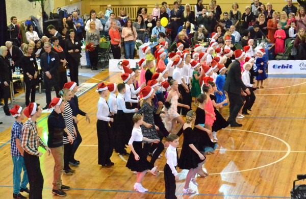 Valso ritmu ant parketo sukosi ir jonaviečių poros