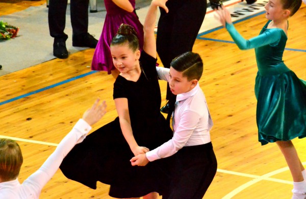 Valso ritmu ant parketo sukosi ir jonaviečių poros