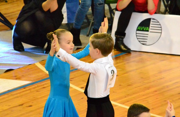 Valso ritmu ant parketo sukosi ir jonaviečių poros