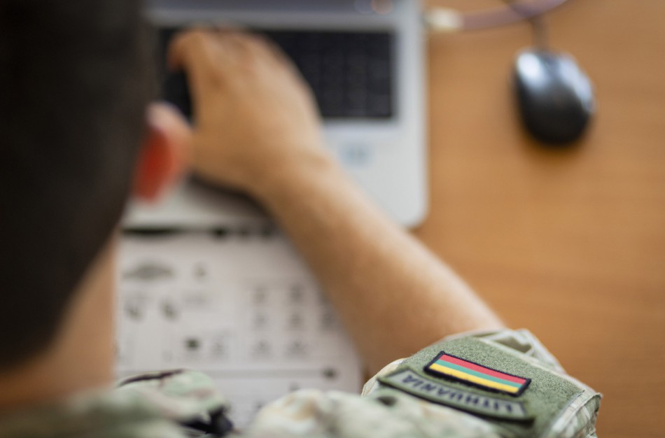 Lietuvos kariuomenė: Sprendimas neišduoti Šengeno vizų Rusijos piliečiams – dezinformacijos taikiklyje