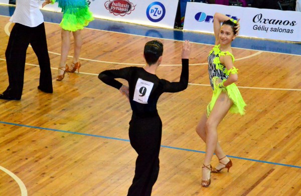 Valso ritmu ant parketo sukosi ir jonaviečių poros