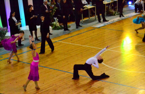 Valso ritmu ant parketo sukosi ir jonaviečių poros