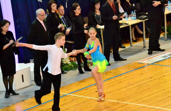 Valso ritmu ant parketo sukosi ir jonaviečių poros