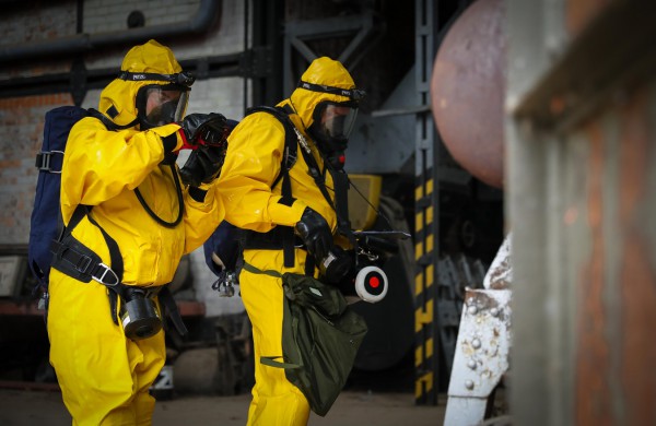 Inžinerijos bataliono karių pratybos Slovakijoje: tikros kovinės nuodingosios medžiagos ir realus pavojus apsinuodyti