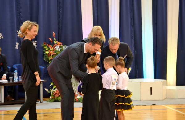 Valso ritmu ant parketo sukosi ir jonaviečių poros