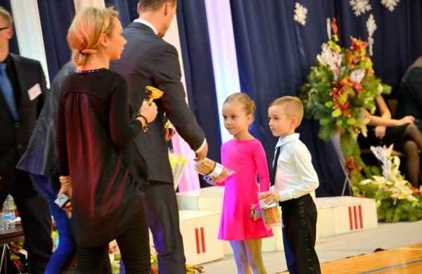 Valso ritmu ant parketo sukosi ir jonaviečių poros