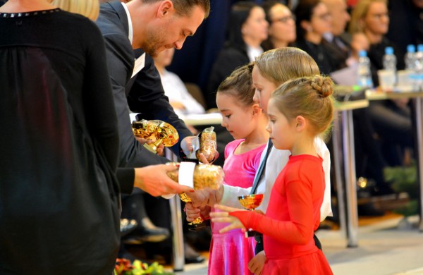 Valso ritmu ant parketo sukosi ir jonaviečių poros