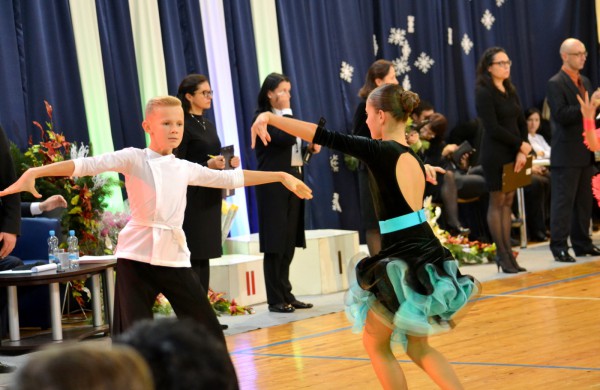 Valso ritmu ant parketo sukosi ir jonaviečių poros