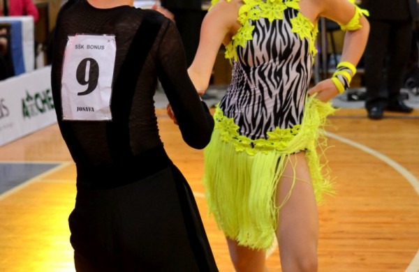 Valso ritmu ant parketo sukosi ir jonaviečių poros