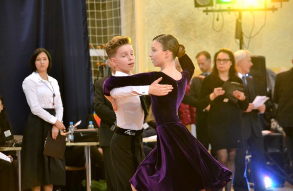 Valso ritmu ant parketo sukosi ir jonaviečių poros