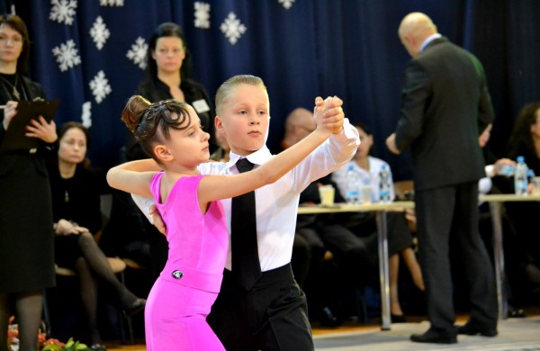 Valso ritmu ant parketo sukosi ir jonaviečių poros