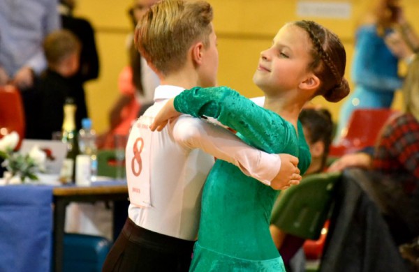 Valso ritmu ant parketo sukosi ir jonaviečių poros