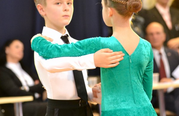 Valso ritmu ant parketo sukosi ir jonaviečių poros