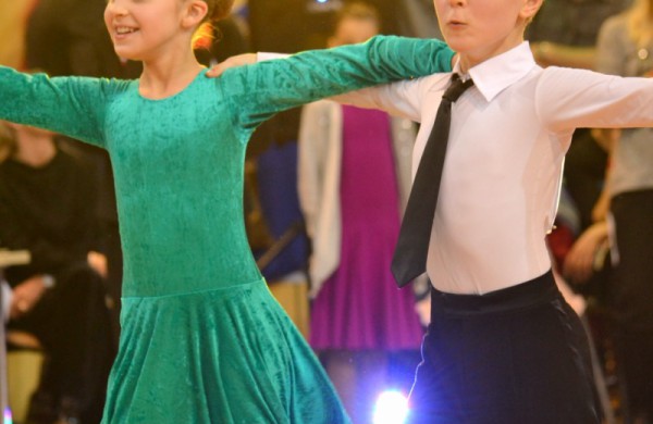 Valso ritmu ant parketo sukosi ir jonaviečių poros