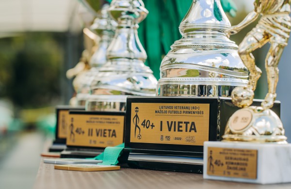Jonavos FVK „Klevas“ Lietuvos veteranų (40+) mažojo futbolo čempionate iškovojo sidabro medalius