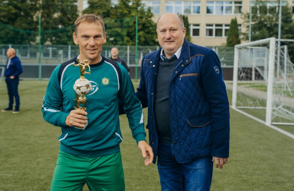 Jonavos FVK „Klevas“ Lietuvos veteranų (40+) mažojo futbolo čempionate iškovojo sidabro medalius