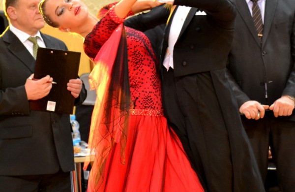 Valso ritmu ant parketo sukosi ir jonaviečių poros