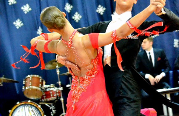 Valso ritmu ant parketo sukosi ir jonaviečių poros