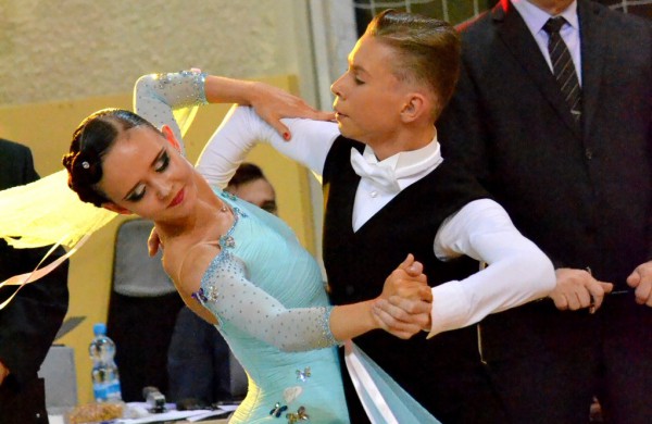 Valso ritmu ant parketo sukosi ir jonaviečių poros