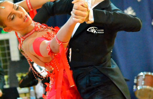 Valso ritmu ant parketo sukosi ir jonaviečių poros