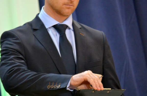 Valso ritmu ant parketo sukosi ir jonaviečių poros