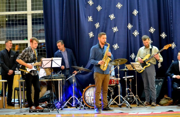 Valso ritmu ant parketo sukosi ir jonaviečių poros