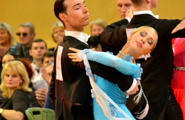 Valso ritmu ant parketo sukosi ir jonaviečių poros