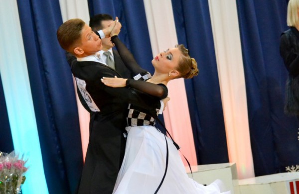 Valso ritmu ant parketo sukosi ir jonaviečių poros