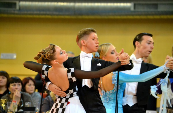 Valso ritmu ant parketo sukosi ir jonaviečių poros