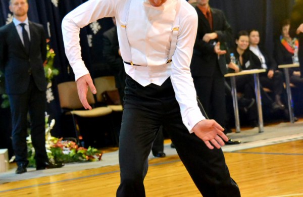 Valso ritmu ant parketo sukosi ir jonaviečių poros