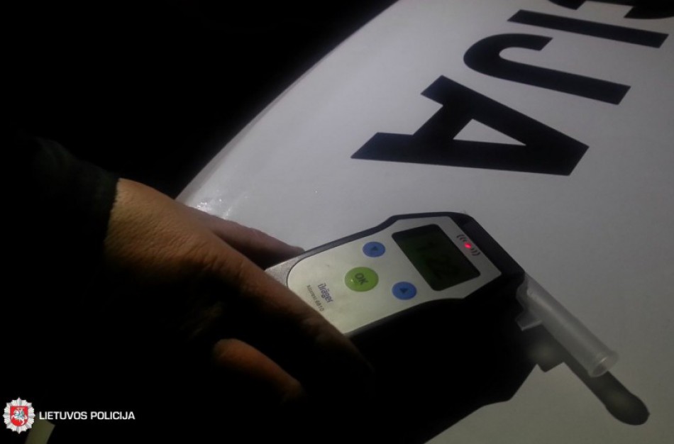 Girtas vairuotojas Šiluose nuvažiavo nuo kelio