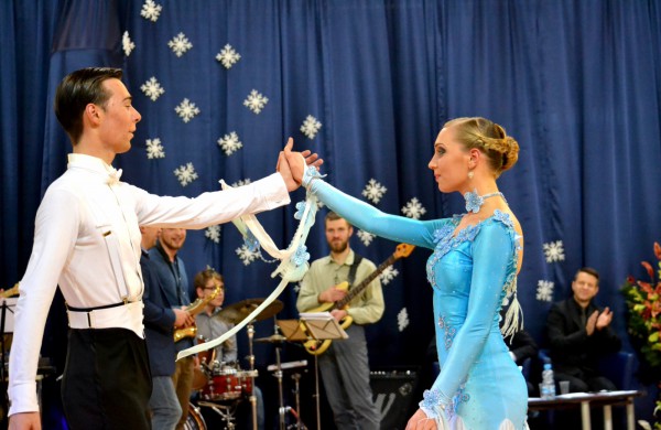 Valso ritmu ant parketo sukosi ir jonaviečių poros