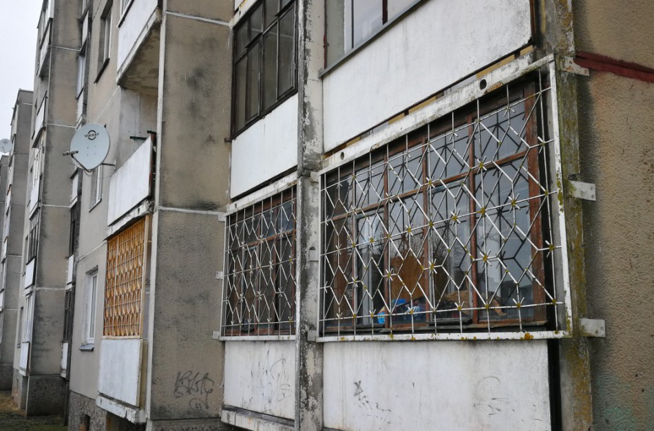 Tarnybas pasiekė pagalbos šauksmas: bute be suaugusiųjų priežiūros liko mažametis ir naujagimis