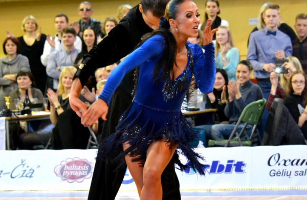 Valso ritmu ant parketo sukosi ir jonaviečių poros