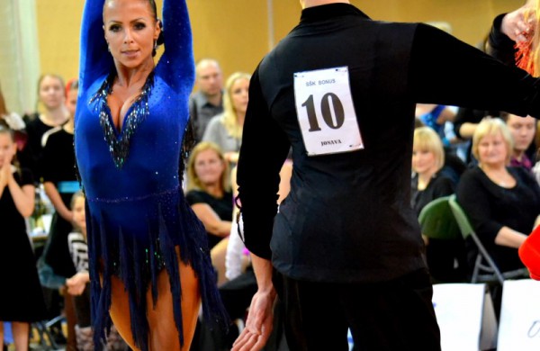 Valso ritmu ant parketo sukosi ir jonaviečių poros