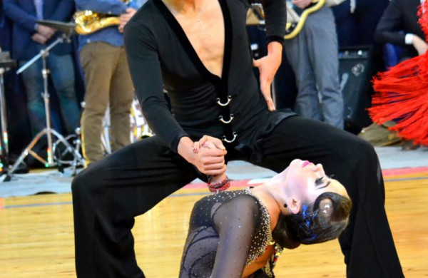 Valso ritmu ant parketo sukosi ir jonaviečių poros