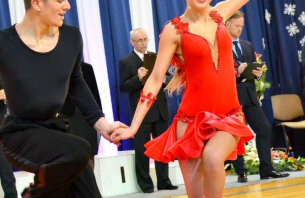 Valso ritmu ant parketo sukosi ir jonaviečių poros