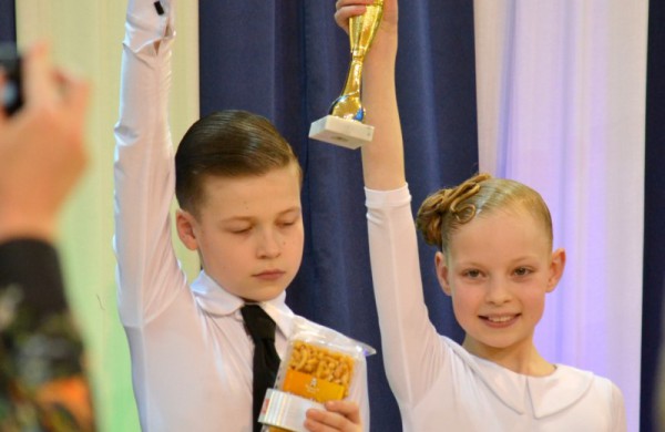 Valso ritmu ant parketo sukosi ir jonaviečių poros