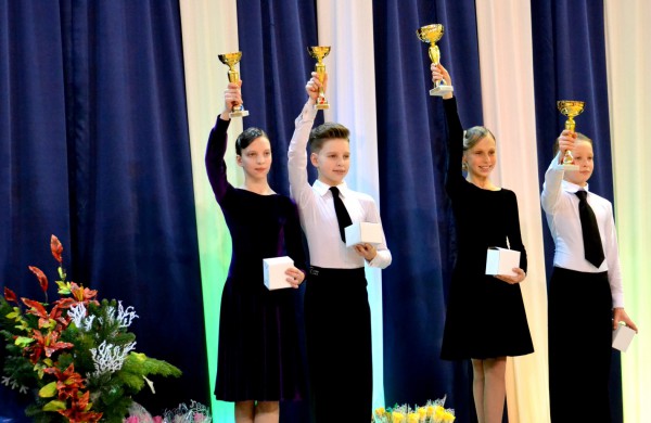 Valso ritmu ant parketo sukosi ir jonaviečių poros