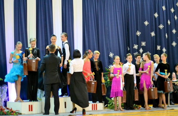 Valso ritmu ant parketo sukosi ir jonaviečių poros