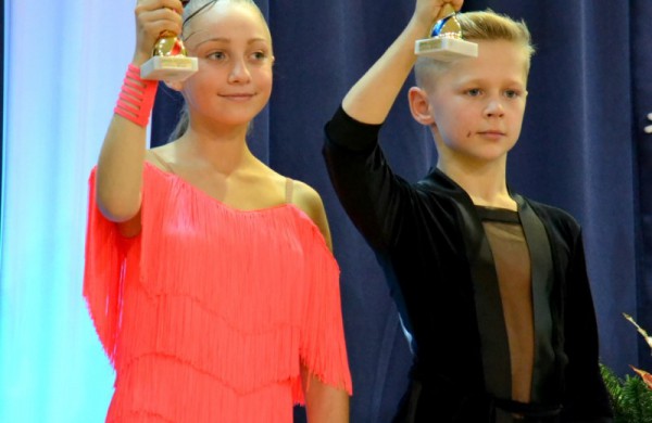 Valso ritmu ant parketo sukosi ir jonaviečių poros