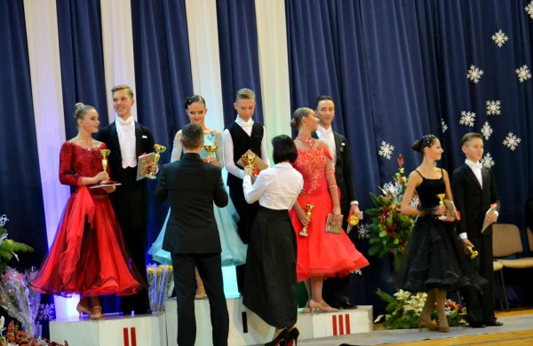 Valso ritmu ant parketo sukosi ir jonaviečių poros