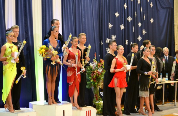 Valso ritmu ant parketo sukosi ir jonaviečių poros