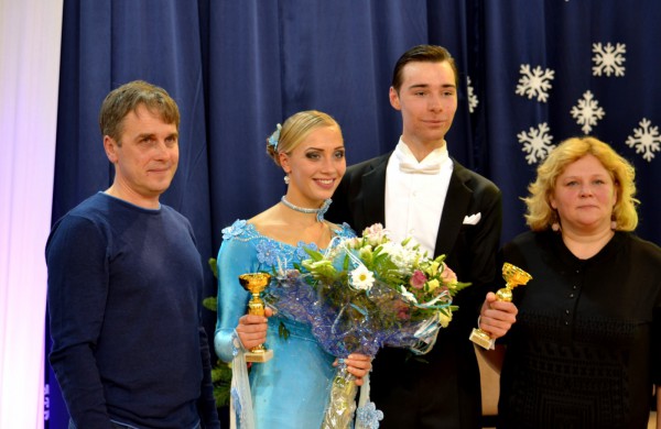 Valso ritmu ant parketo sukosi ir jonaviečių poros