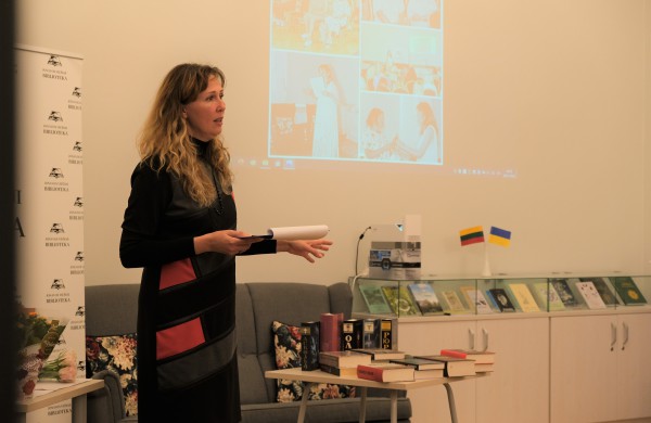 Reikšmingą bičiulystę žymintis vakaras Jonavos viešojoje bibliotekoje