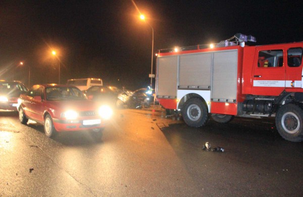 J.Basanavičiaus ir Fabriko gatvių sankryžoje susidūrė trys automobiliai, sužeistas žmogus