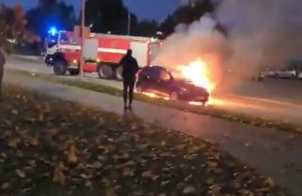 Prie Jonavos sporto arenos pleškėjo automobilis